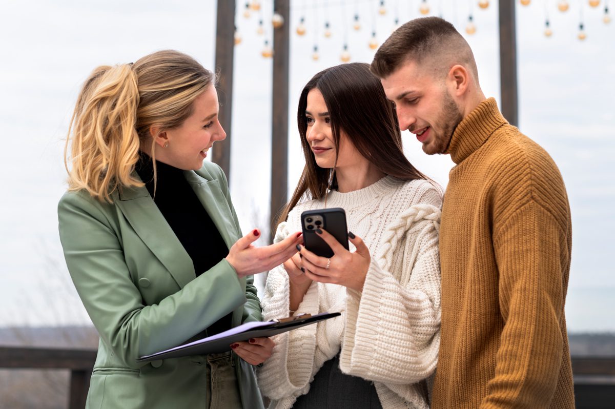 female-wedding-planner-working-with-couple